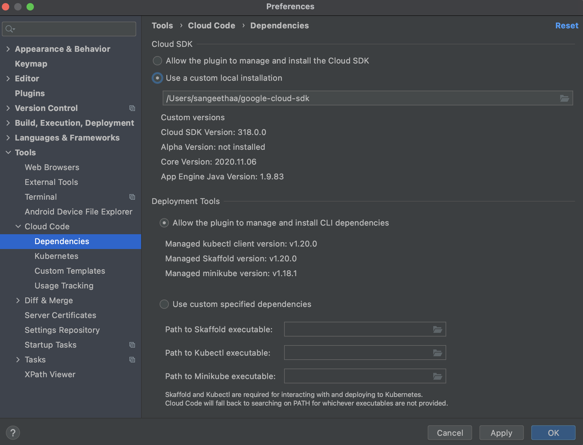 Boîte de dialogue Settings (Paramètres) avec Cloud Code et la section sous-jacente, "Dependencies" (Dépendances), sélectionnée. La zone principale affiche des cases d'option permettant au plug-in de gérer la gcloud CLI ou d'utiliser une installation personnalisée. La boîte de dialogue affiche également un champ permettant d'accéder à une installation personnalisée avec une icône "Browse folder" (Parcourir le dossier).