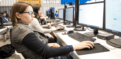 Alumna en un laboratorio de informática