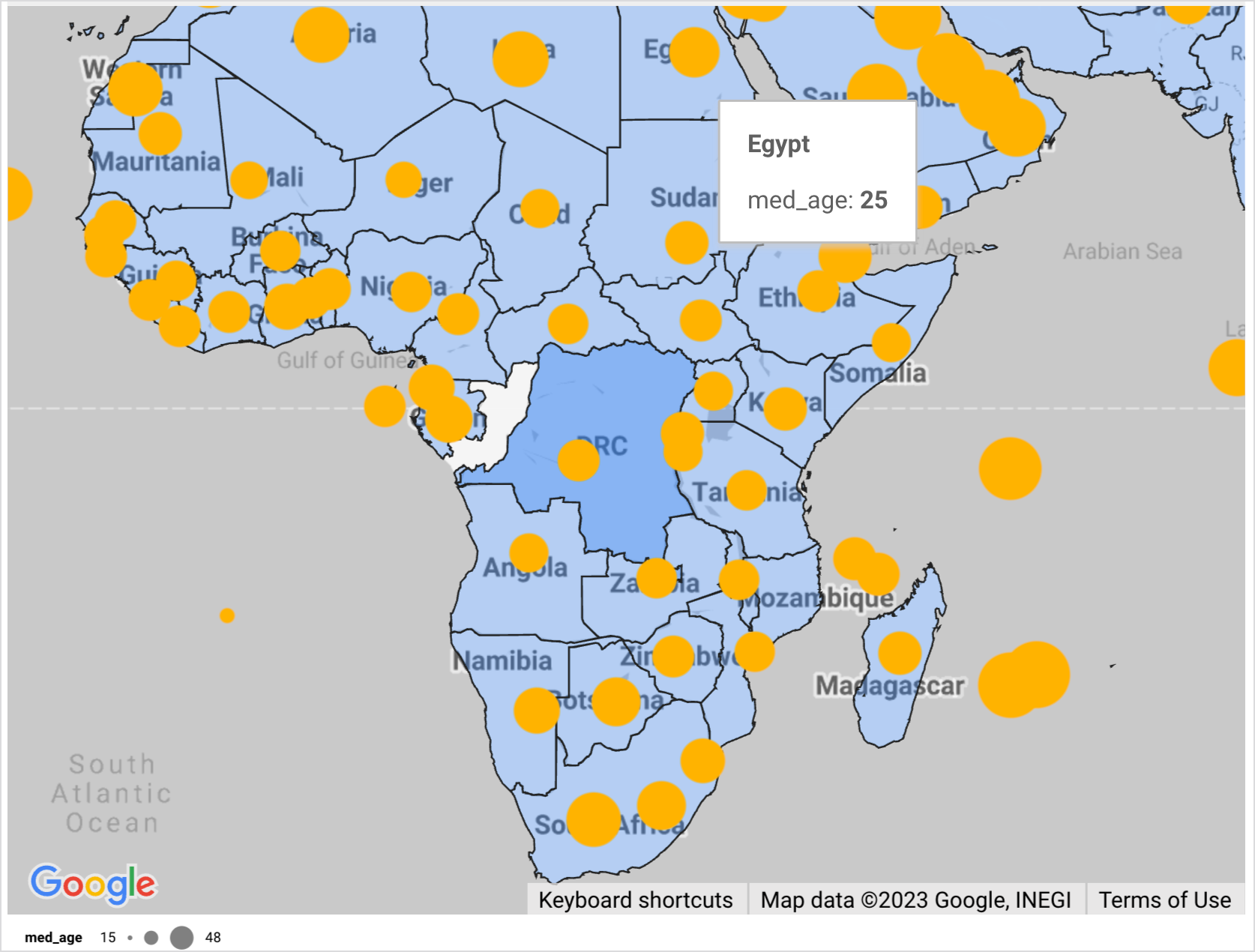 Un mapa relleno de países africanos con burbujas que indican la edad mediana de la población. El mouse está sobre Egipto, y se muestra una información sobre herramientas con la capa del mapa completa y campos adicionales de la capa del mapa.