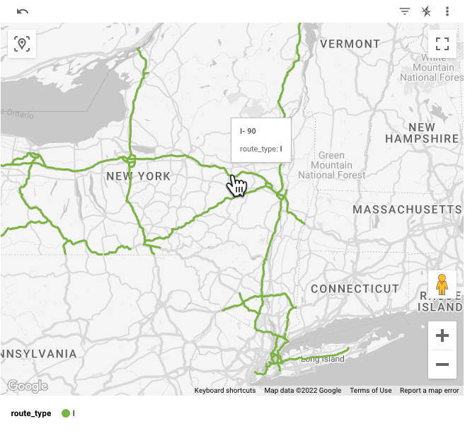 Un mapa de Google muestra rutas interestatales en el estado de Nueva York con una información sobre herramientas que identifica la ruta seleccionada como I-90, route_type: I.