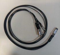 Una foto che mostra un cavo di rete QSFP+ a 4xSFP+