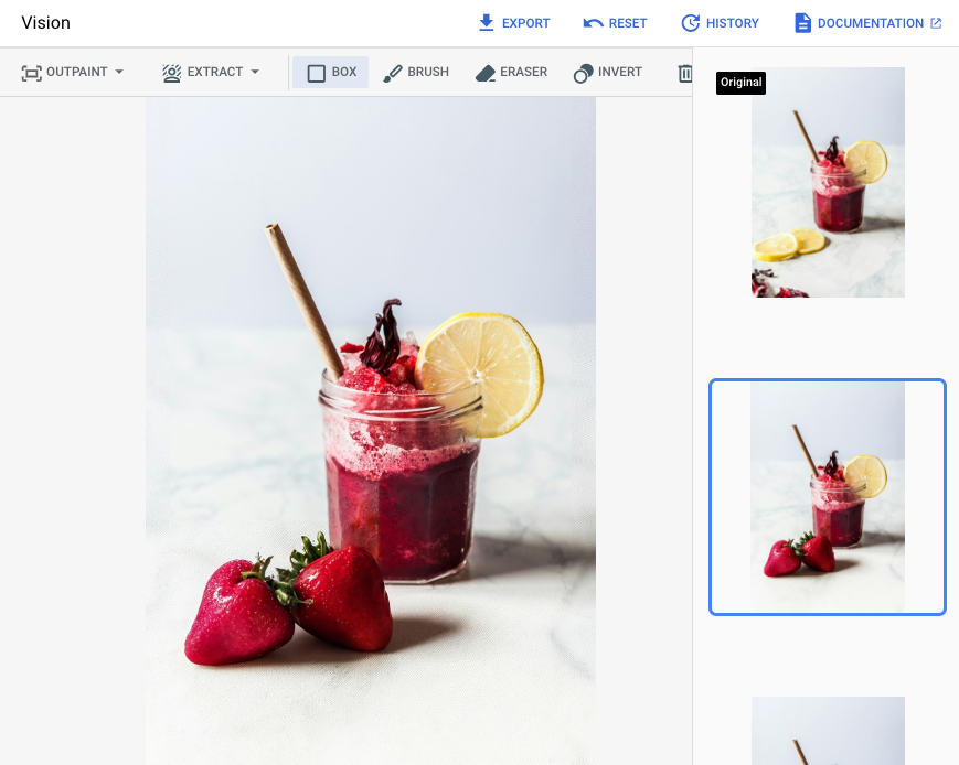 Capture d&#39;écran d&#39;une modification générée d&#39;un bocal en verre contenant un liquide rouge. Dans cette capture d&#39;écran, les tranches de citron qui se trouvaient auparavant au premier plan de l&#39;image sont remplacées par deux fraises placées directement devant le bocal.