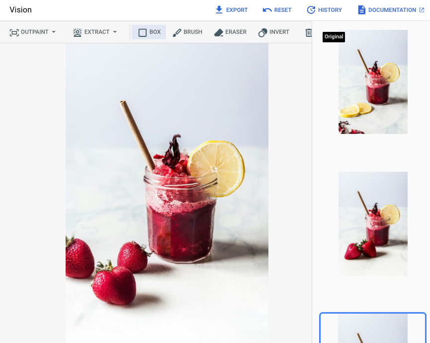 Uma captura de tela de uma edição gerada de um pote de vidro com um líquido vermelho. Nesta captura de tela, as fatias de limão que estavam em primeiro plano na imagem foram substituídas por três morangos à esquerda do pote.
