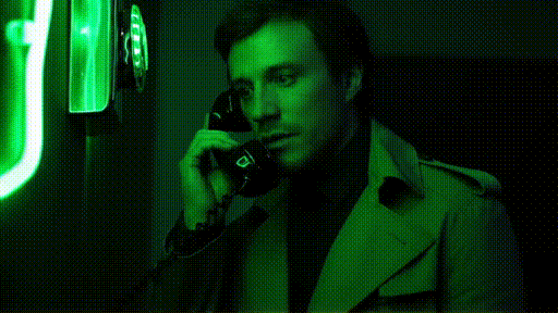 Homem falando no telefone.