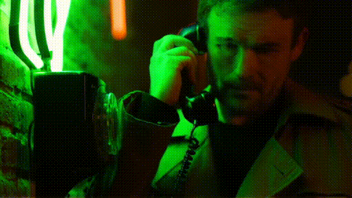 Homem falando ao telefone